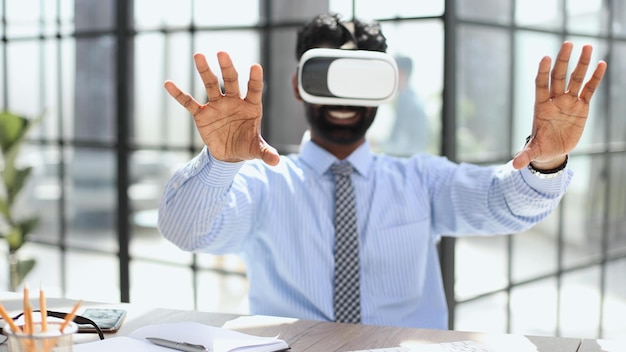 Jeune homme d'affaires portant des lunettes de réalité virtuelle au bureau