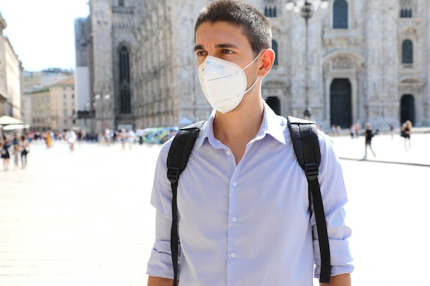 Jeune homme d'affaires portant un masque protecteur pour la propagation du coronavirus à Milan, Italie