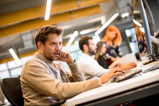 Jeune homme d'affaires professionnel utilise un ordinateur pour travailler au bureau