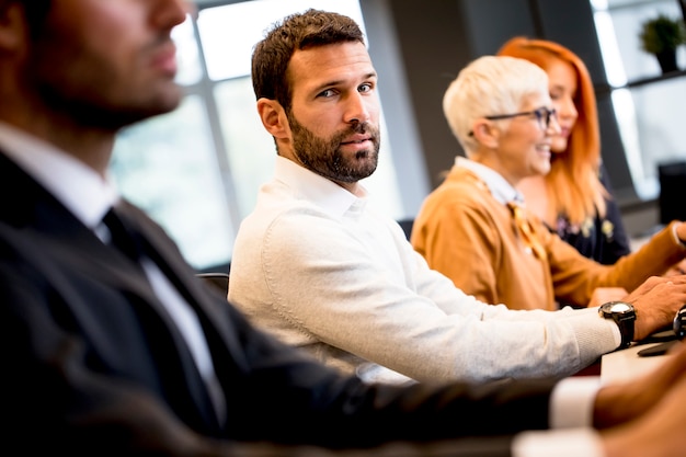 Photo jeune homme d'affaires professionnel utilise un ordinateur pour travailler au bureau