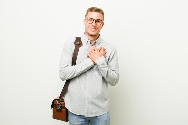 Jeune homme d'affaires de race blanche a une expression amicale, en appuyant sur la paume de la main. Concept de l'amour