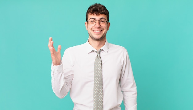 Jeune homme d'affaires se sentant heureux, surpris et joyeux, souriant avec une attitude positive, réalisant une solution ou une idée