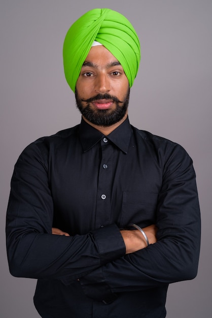 Jeune homme d'affaires sikh indien portant un turban vert