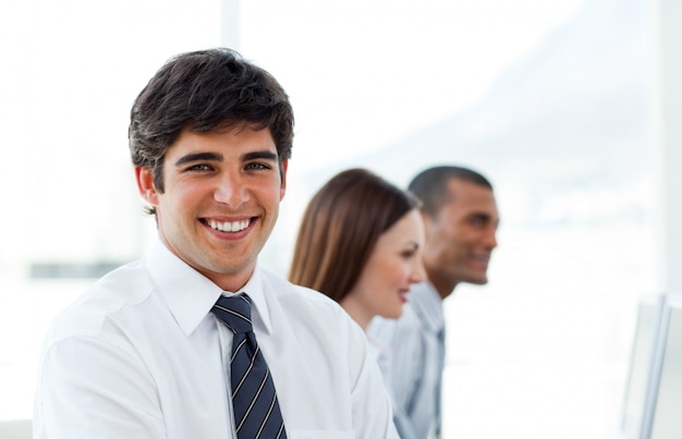 Jeune homme d&#39;affaires souriant