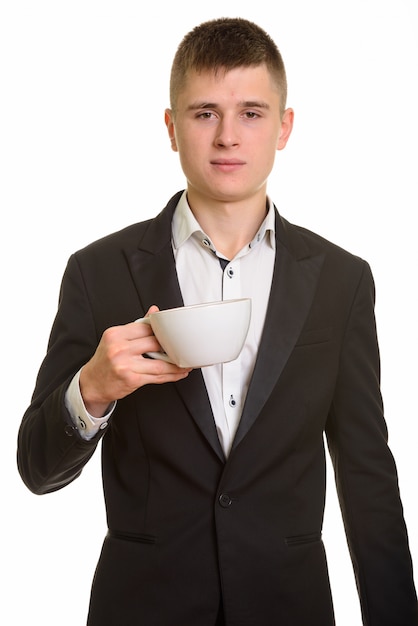 jeune homme d'affaires tenant une tasse de café