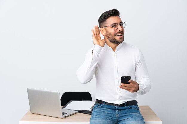 Jeune, homme affaires, tenue, mobile, téléphone, écoute, quelque chose