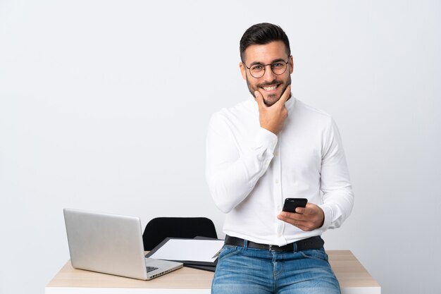 Jeune, homme affaires, tenue, mobile, téléphone, rire