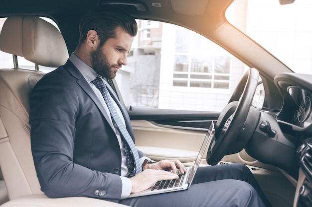 Jeune homme d'affaires tester une nouvelle voiture