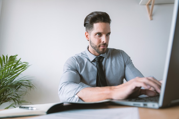 Jeune homme d'affaires travaillant au bureau