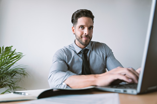 Jeune homme d'affaires travaillant au bureau