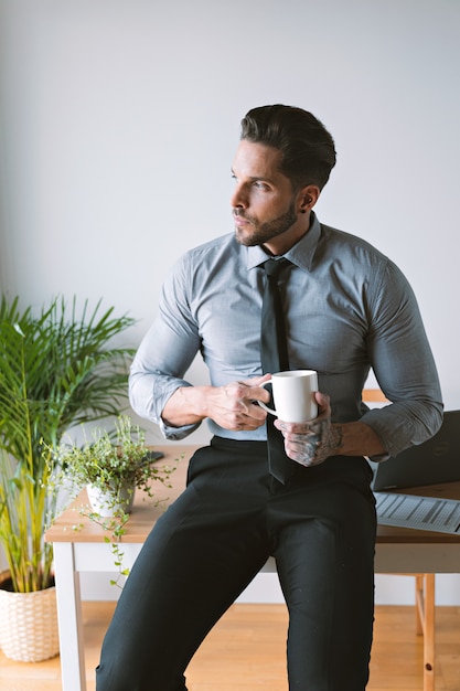 Jeune homme d'affaires travaillant au bureau