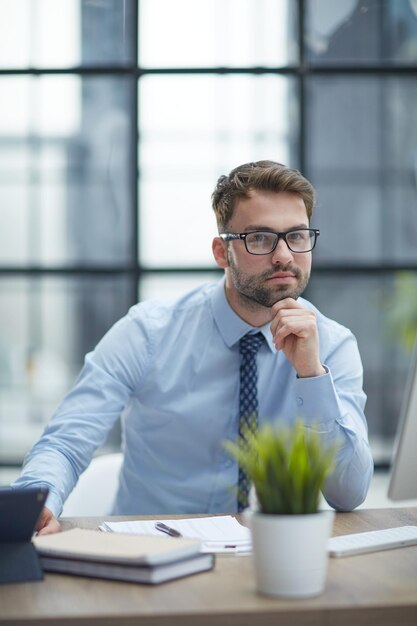 Jeune homme d'affaires travaillant au bureau