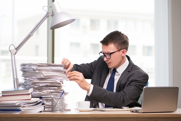 Jeune homme d&#39;affaires travaillant au bureau