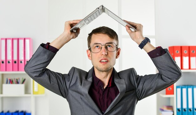 Photo jeune homme d'affaires travaillant dans un bureau, un directeur masculin travaille sur un ordinateur portable.