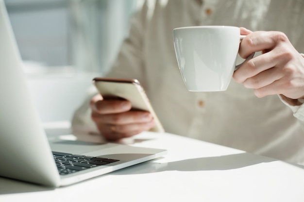 Jeune homme d&#39;affaires travaillant avec un ordinateur portable au bureau. un homme utilisant un ordinateur portable moderne