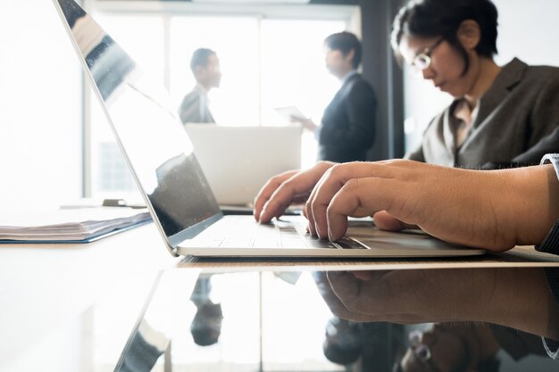 jeune homme d&#39;affaires travaillant avec ordinateur portable et des documents au bureau