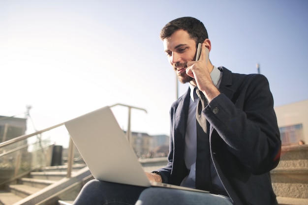 Jeune homme d&#39;affaires travaillant en plein air