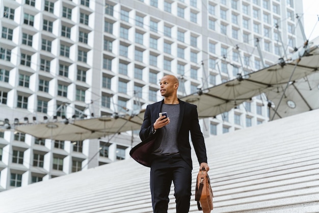 Jeune homme d'affaires va travailler le matin