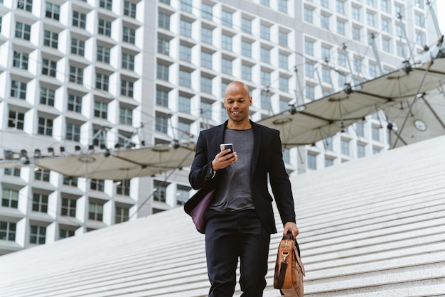 Jeune homme d'affaires va travailler le matin