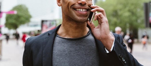 Jeune homme d'affaires va travailler le matin