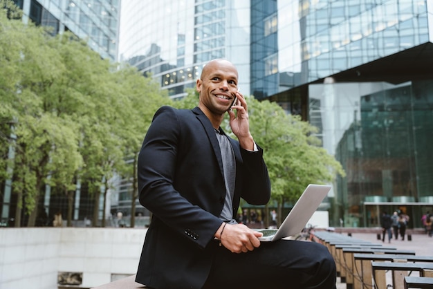 Jeune homme d'affaires va travailler le matin