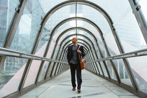 Jeune homme d'affaires va travailler le matin