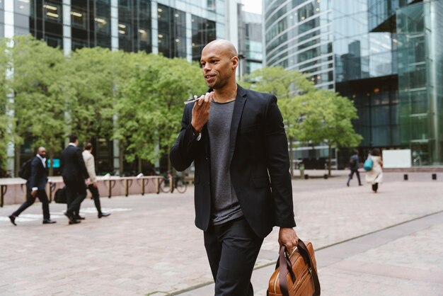 Jeune homme d'affaires va travailler le matin