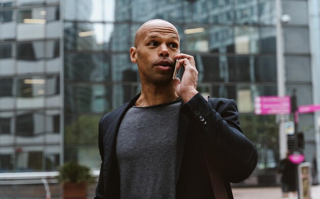 Jeune homme d'affaires va travailler le matin