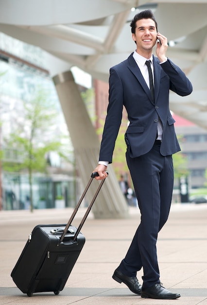 Jeune homme d&#39;affaires voyageant avec téléphone et sac