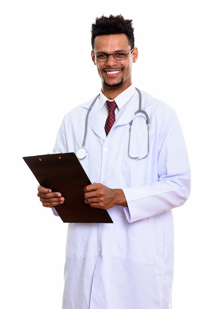 Jeune homme africain heureux médecin souriant tout en tenant le presse-papiers isolé sur blanc