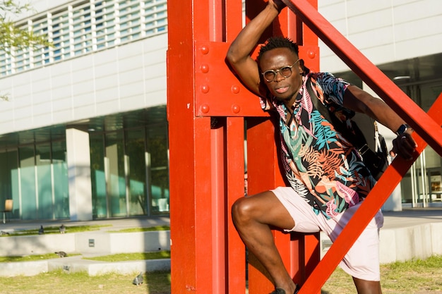 jeune homme africain à la mode posant dans des vêtements d'été