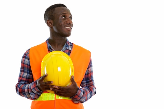 jeune homme africain noir heureux ouvrier du bâtiment