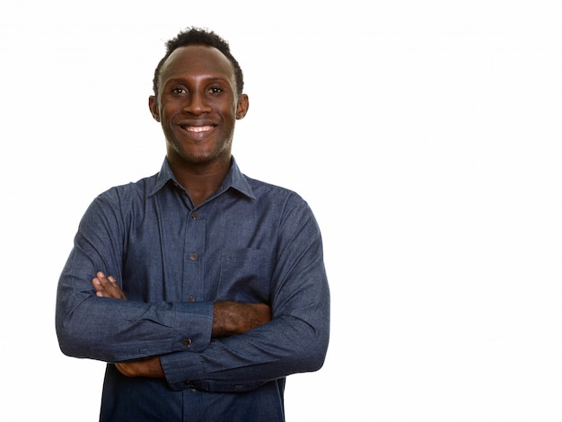 Jeune homme africain noir heureux souriant avec les bras croisés