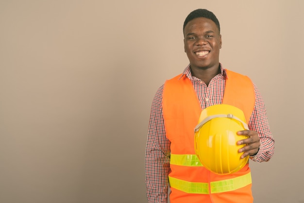 jeune homme africain, ouvrier construction