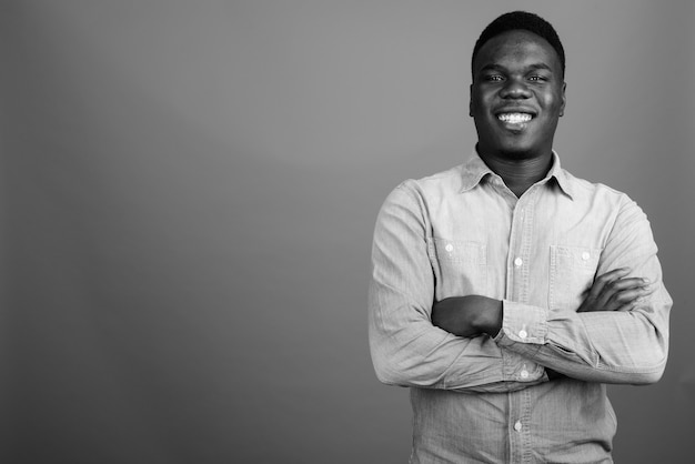 jeune homme africain portant une chemise en jean. Photo noir et blanc