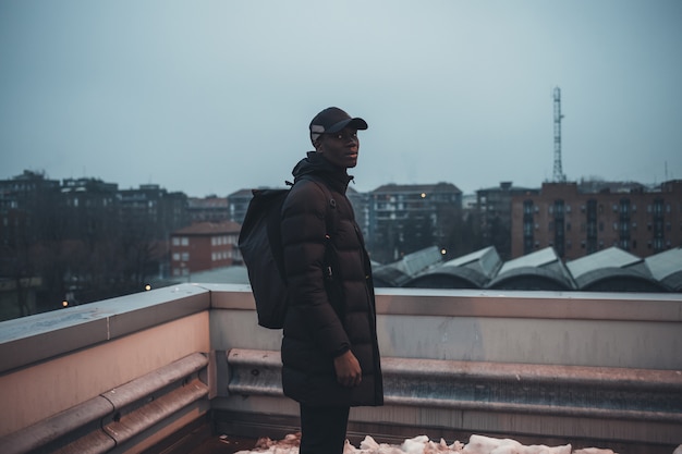 Jeune homme africain posant sur la terrasse