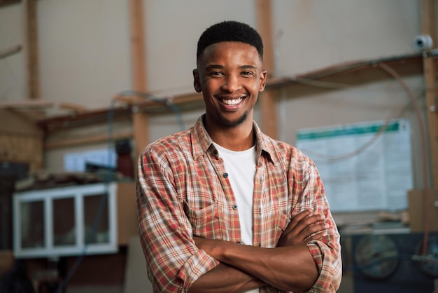 Jeune homme africain propriétaire d'une entreprise de menuiserie