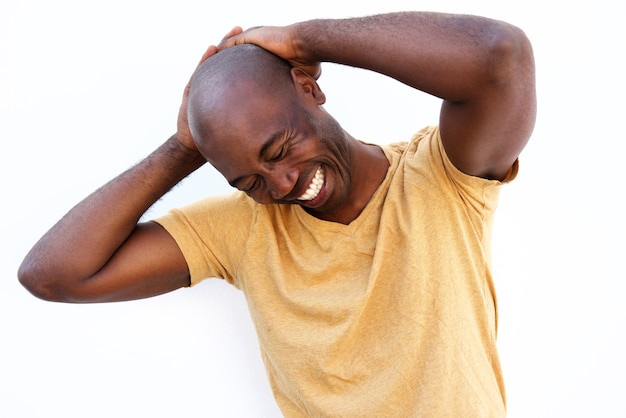 Jeune homme africain rire avec les mains derrière la tête