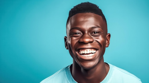 un jeune homme africain sourit sur un fond bleu vibrant