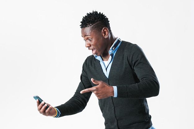 Jeune homme africain avec téléphone portable