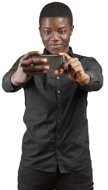 Jeune homme africain avec téléphone portable