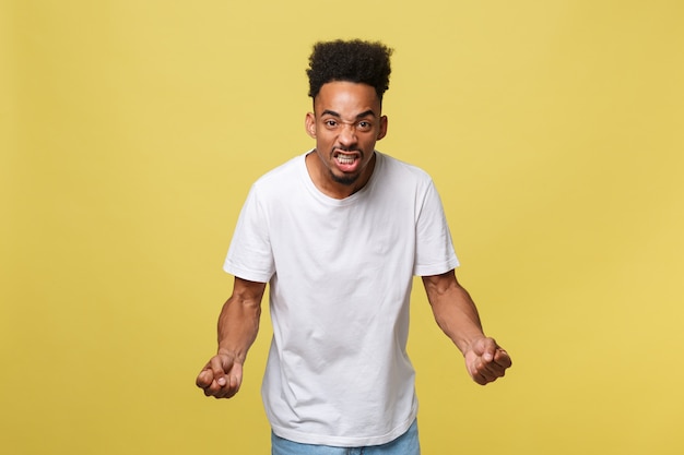 jeune homme afro-américain agacé en chemise blanche avec une expression de mécontentement