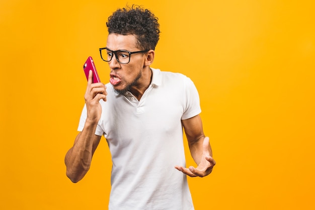 Jeune homme afro-américain à l'aide de smartphone a souligné