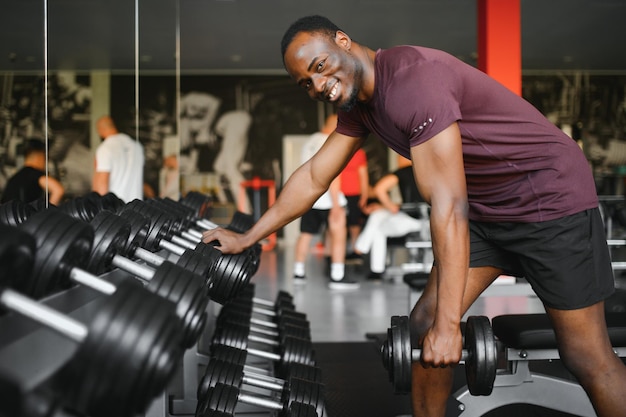 Jeune homme afro-américain athlétique dans la salle de gym