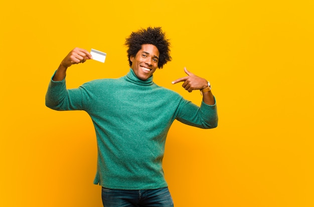 Photo jeune homme afro-américain avec une carte de crédit