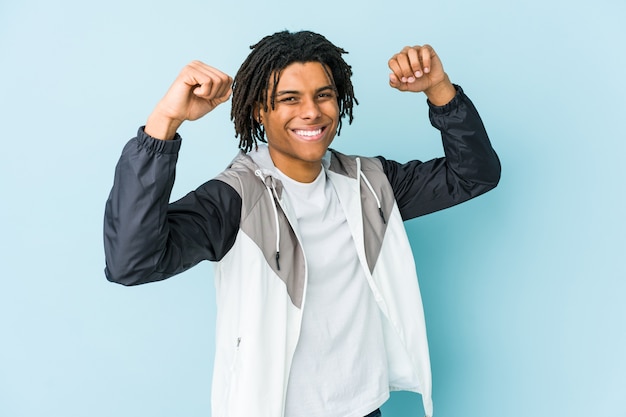 Jeune homme afro-américain célébrant quelque chose