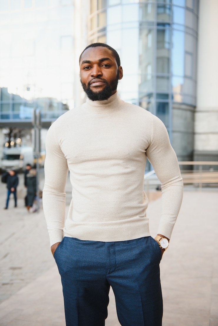 Photo jeune homme afro-américain dans des vêtements élégants posant à l'extérieur
