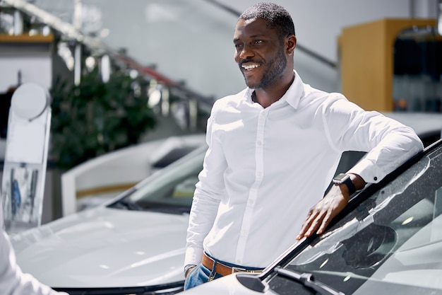 Un jeune homme afro-américain est venu voir des automobiles en concession