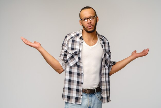 Jeune homme afro-américain sur fond gris clair