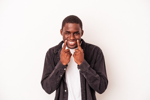 Jeune homme afro-américain isolé sur fond blanc, doutant entre deux options.